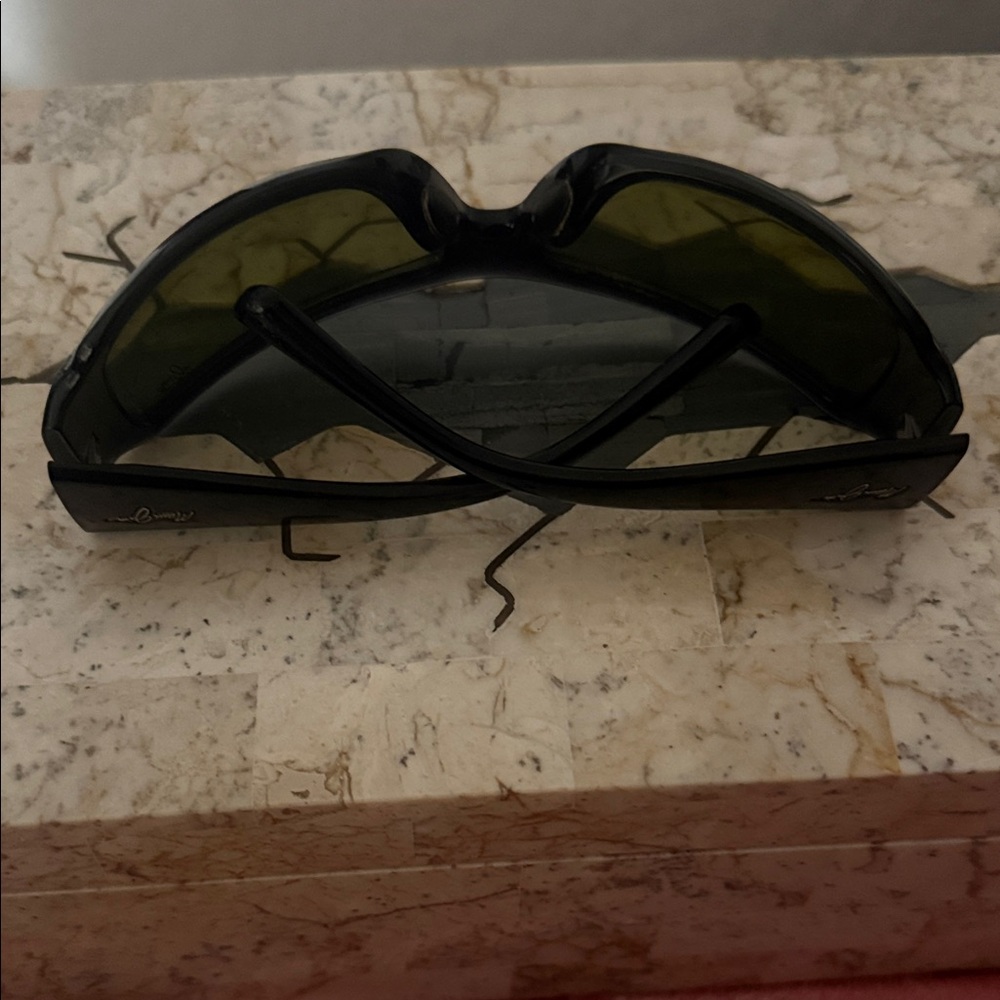 Maui Jim Black Sunglasses with Green Lenses - Picture 2 of 4